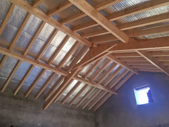 Interior de telhado tradicional em madeira Renovação, Cobertura de telhado tradicional em madeira, madeira, telhado, cobertura, tradicional, antigo, estrutura, isolamento termico casopac Projetos das obras realizadas de construção e remodelação de edifícios empresa de construção obra